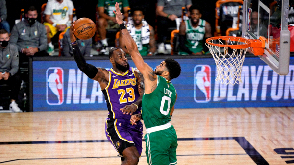 NBA季后赛激烈对抗场景